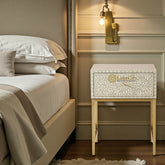 Table de chevet grise avec incrustations d'os et motif de volutes | Table de chevet grise avec incrustations d'os et motif de volutes